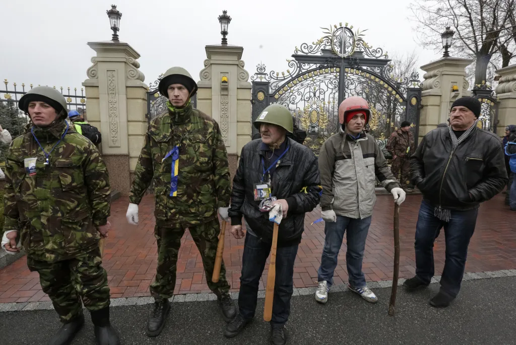 Lidé v Janukovyčově rezidenci Mežyhirja po útěku prezidenta