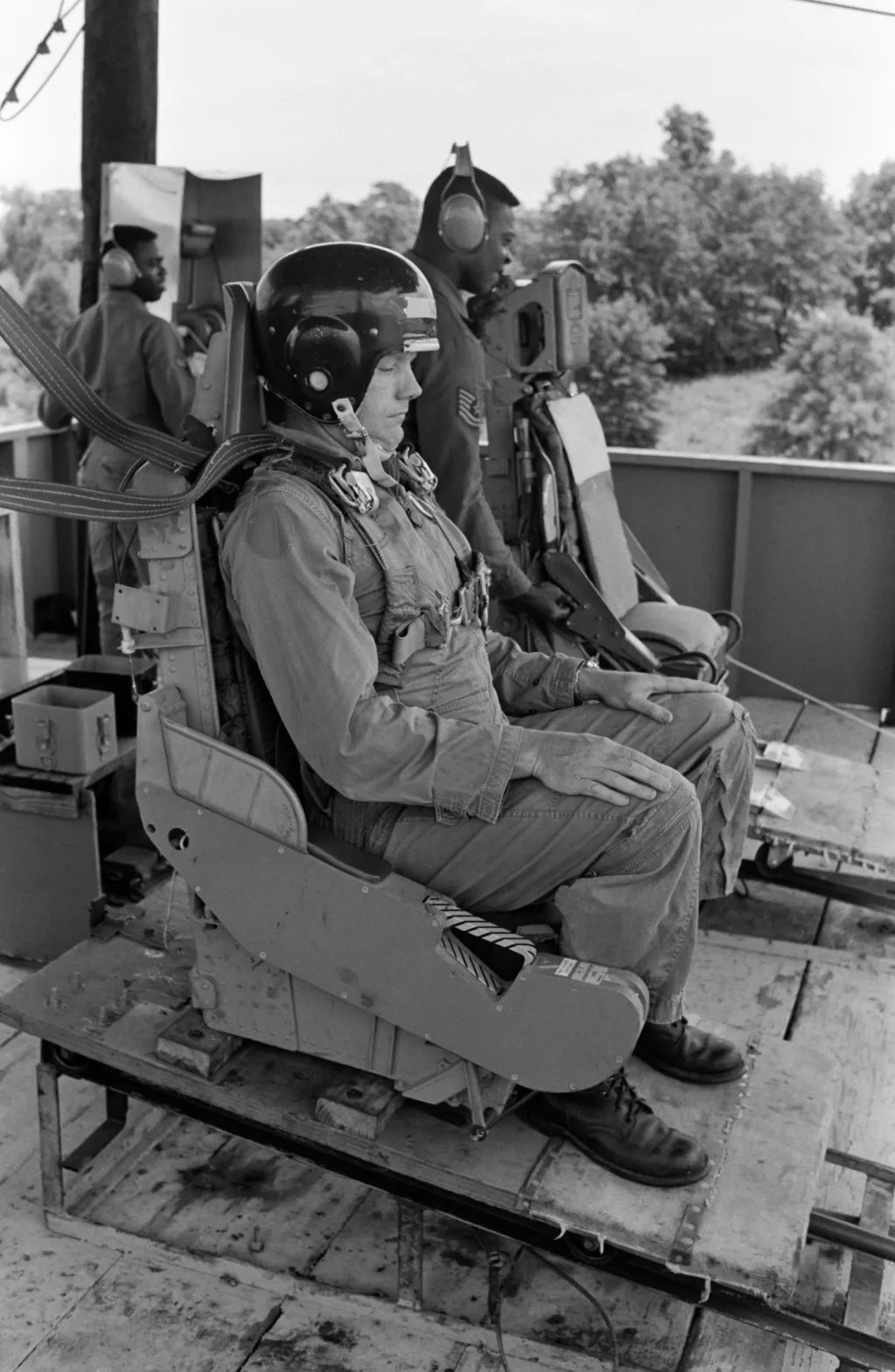 V roce 1967 byly zahájeny přípravy k letu Apolla 11. Astronaut Neil Armstrong je vyfocen během výcviku na padáku na základně Perrin Air Force Base v Shermanu 27. května 1968