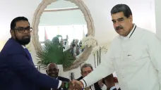 Guyanský prezident Irfaan Ali a venezuelský prezident Nicolás Maduro