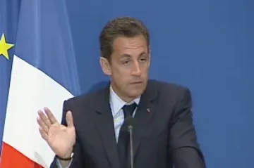 Sarkozyho účast na zahajovacím ceremoniálu LOH v Pekingu vzbudila v EP nevoli