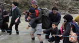 Uprchlíci se snaží dostat přes řeku u hranice Řecka a Makedonie