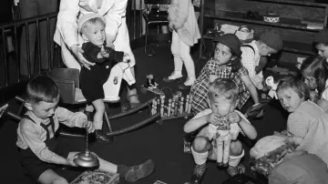 Ve dvou největších pražských závodech národního podniku Obchodní domy byly otevřeny dětské koutky. O děti, pro něž byly k zapůjčení hračky, se staraly ošetřovatelky. Snímky jsou z dětského koutku v obchodním domě Bílá labuť (1949).