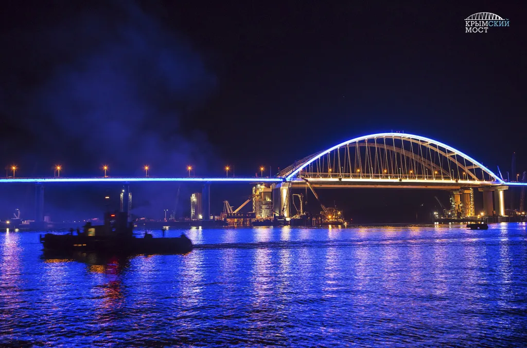 Propagandisté ho označují za „klenot ruského stavebnictví“ či „stavbu století“. Most na Krym se začal budovat v únoru 2016. Stavba podle oficiálních údajů přišla po dokončení celkem na 228 miliard rublů (téměř 80 miliard korun)