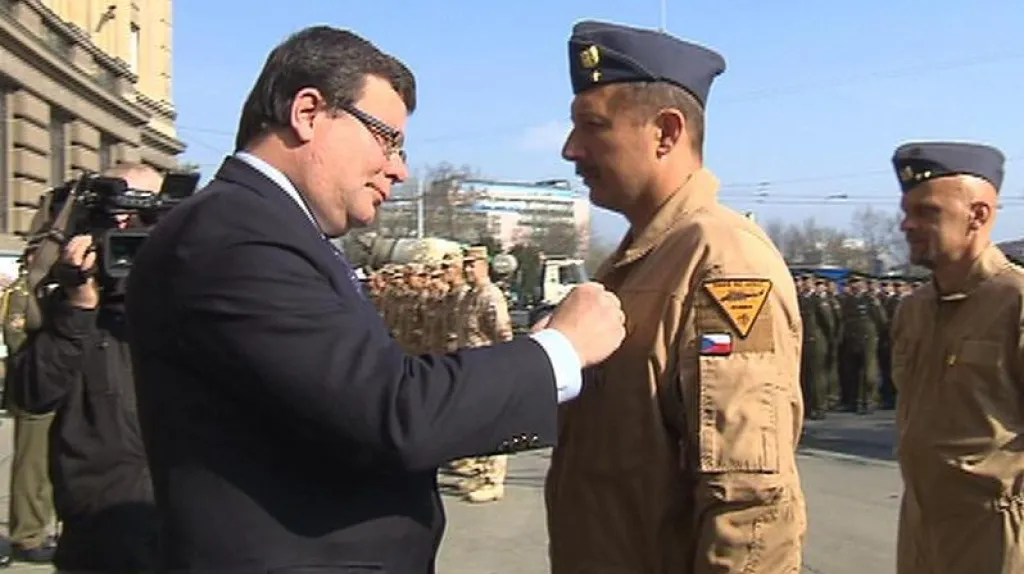 Alexandr Vondra vyznamenal vojáky