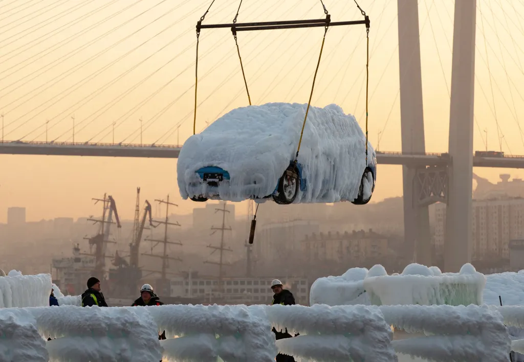 Do ruského přístavu byly dodány desítky aut pokrytých několika centimetry ledu