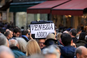 Benátky nezvládají množství příchozích turistů, navrhly omezení