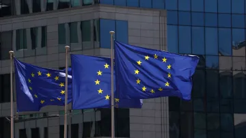 Vlajky Evropské unie před sídlem Evropské komise v Bruselu