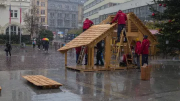 Techničtí pracovní sestavují dřevěný betlém na Horní náměstí v Opavě