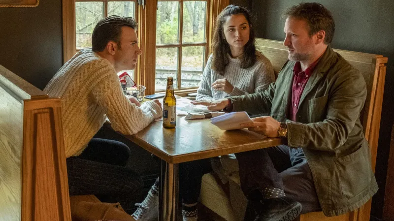 Rian Jonson (vpravo) při natáčení Knives Out