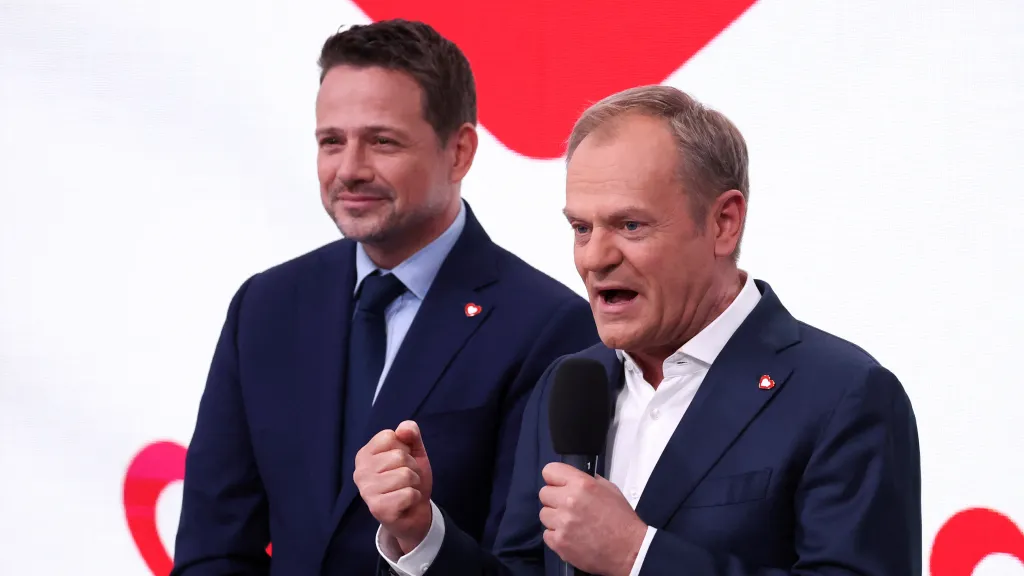 V popředí lídr Občanské koalice Donald Tusk s primátorem Varšavy Rafalem Trzaskowskim