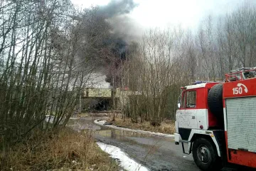 Ostraha v Poličce při požáru nevěděla, ke které budově má hasiče pustit