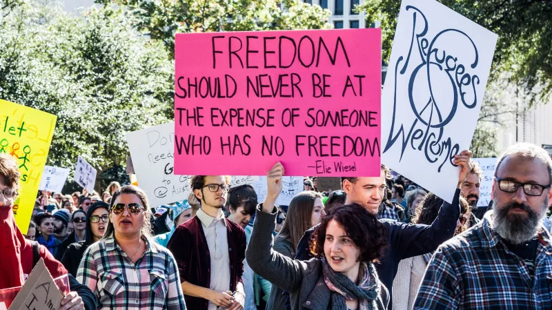 Obyvatelé Texasu protestují proti odmítání přijímat syrské uprchlíky