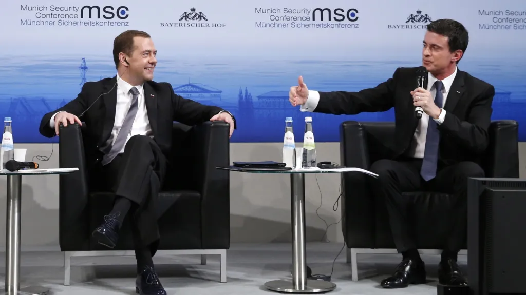 Dmitrij Medvěděv a Manuel Valls