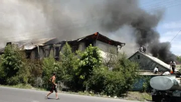 Kyrgyzové zapalují domy Uzbekům