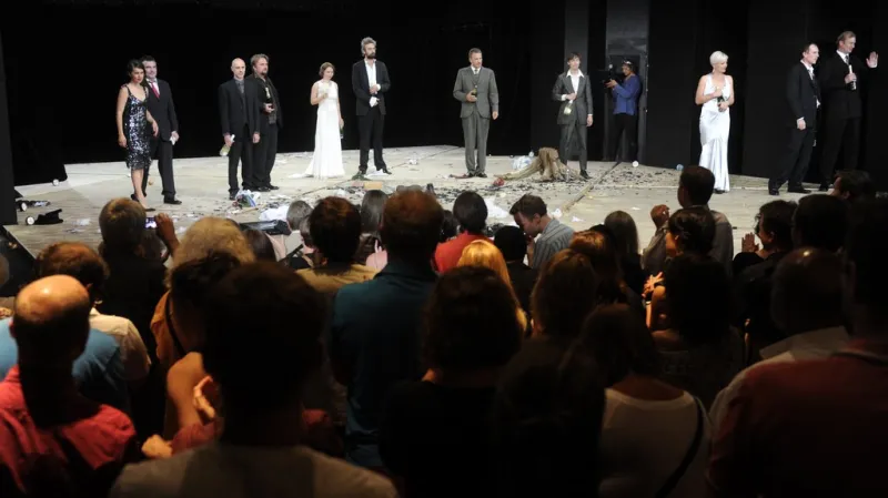 Poslední představení Pražského komorního divadla v Divadle Komedie