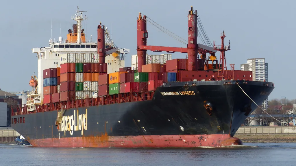 Loď kotvící v německém přístavu Hamburk