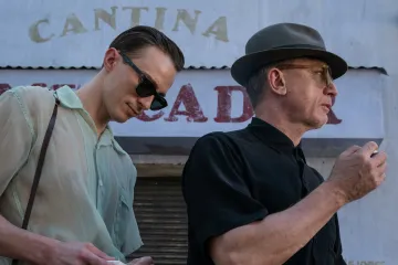 Queer Daniel Craig je plný bolesti a touhy