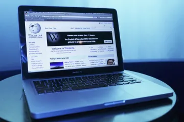 Wikipedie omezila používání AI, povoluje už jen drobné úpravy a překlady