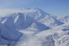 Aljašský ledovec začal klouzat do údolí. Pohybuje se rychlostí až 20 metrů za den