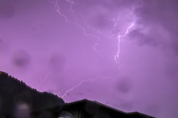 Jako by bojoval Thor s Perunem. Za vznik blesku mohou dva výboje, které se střetnou