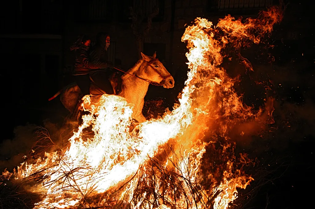 Akce se účastní asi stovka koňů a ve vesnici hoří zhruba dvacet ohňů. V sedlech můžete spatřit i ženy (na snímku).
