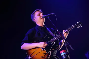 Recenze: Do Budapešti nikdy nedojel, v Praze ale George Ezra zaválel