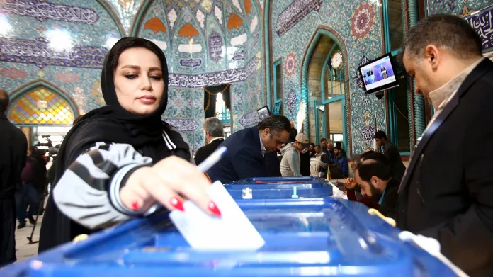 Íránci volí parlament, polovinu uchazečů režim neschválil