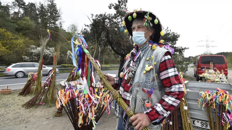 Prodejce pomlázek marně čekal u dálnice v Praze na zákazníky
