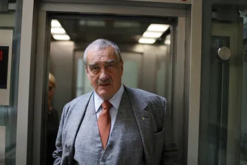 Ostatky Karla Schwarzenberga uložila rodina do hrobky u zámku Orlík