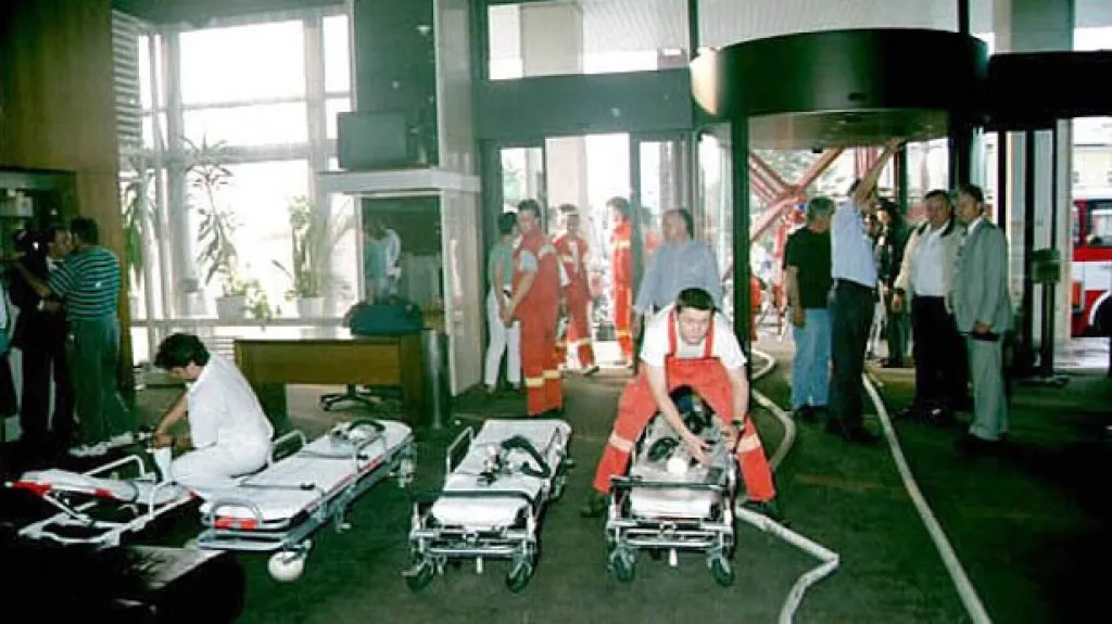 Záchranáři ve vestibulu hotelu Olympic