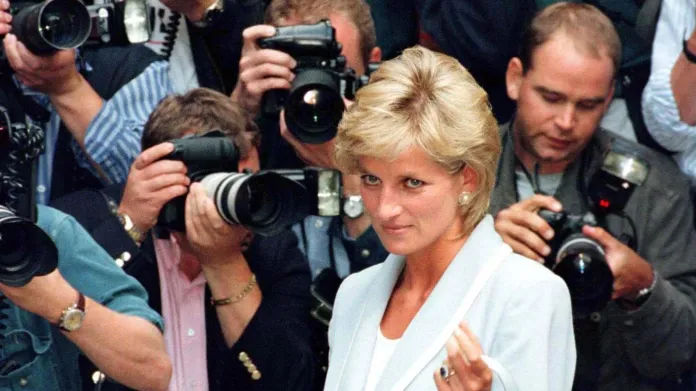 S fotografy v zádech. Diana byla nejfotografovanější ženou světa (prosinec 1996)