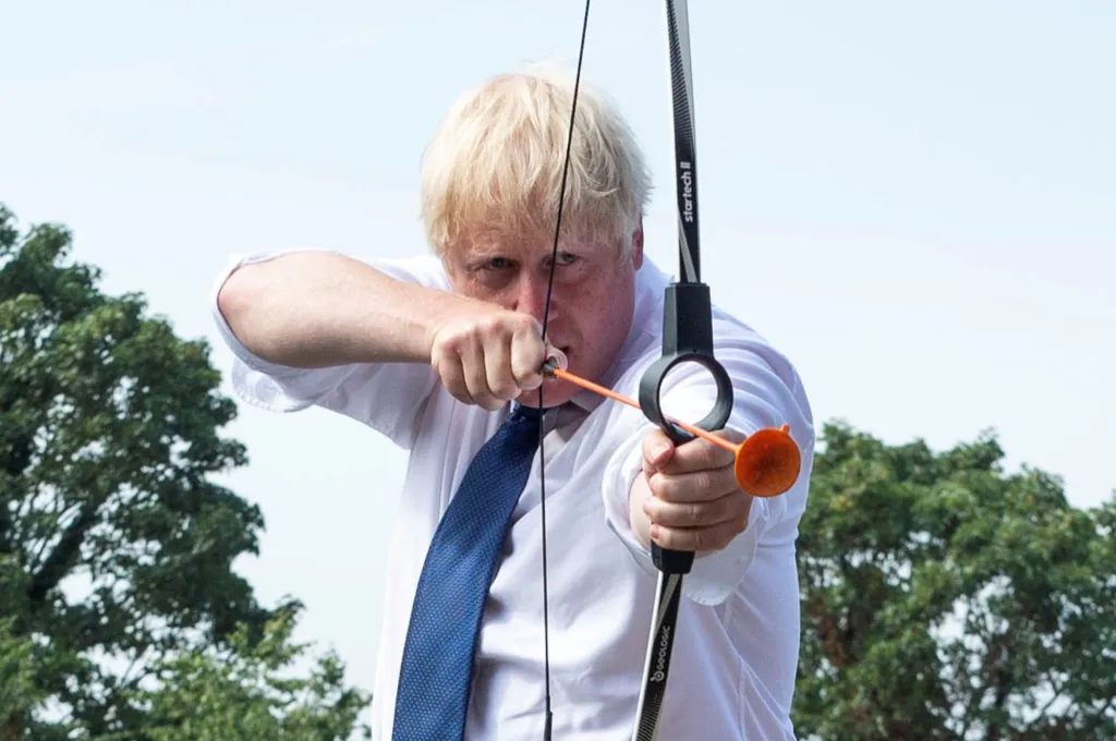 Britský premiér Boris Johnson se účastní lukostřelby během návštěvy dětského letního tábora v Upminsteru v Londýně