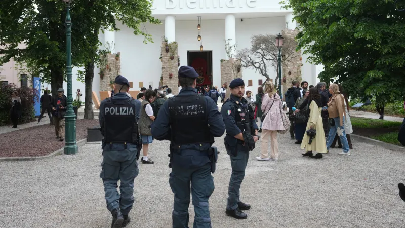 Policie u vstupu na benátské bienále (snímek z 5. května 2026)