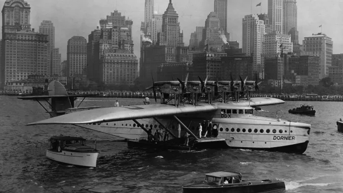 I po odečtení Hughesu H-4 přistávaly již na vodě větší letadla než čínská novinka. Na snímku Dornier Do X v New Yorku