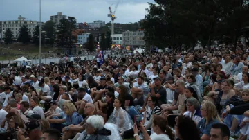 Lidé uctívají památku obětí střelby během oslav židovské chanuky na pláži Bondi Beach v Sydney