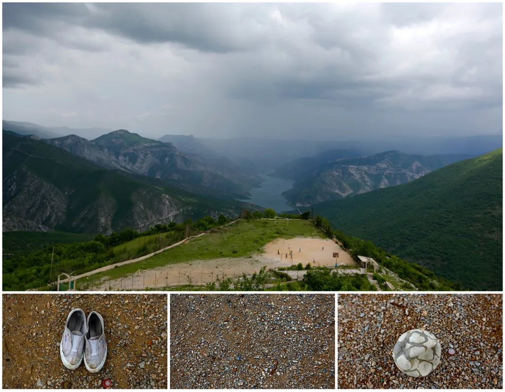 Fotbalové hřiště na okraji vesnice Gungurnica, 35 kilometrů od nejbližšího města Tetova v Makedonii