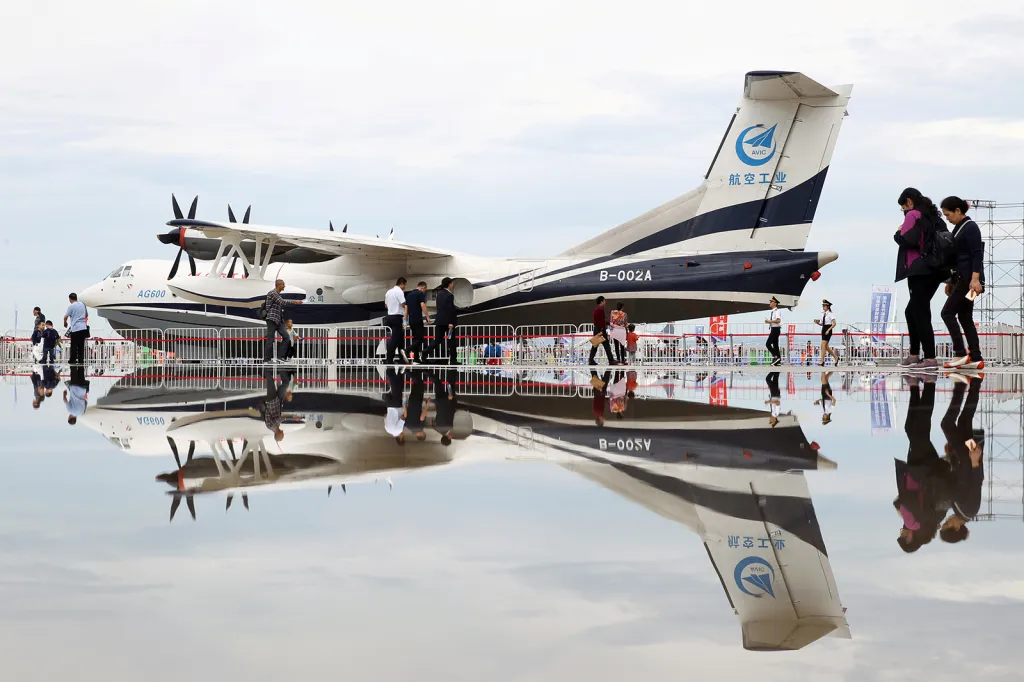 Čínské letadlo AG-600, největší obojživelný letecký stroj na světě, na festivale Jing Men Aviclub Flight Carnival ve městě Ťing-men