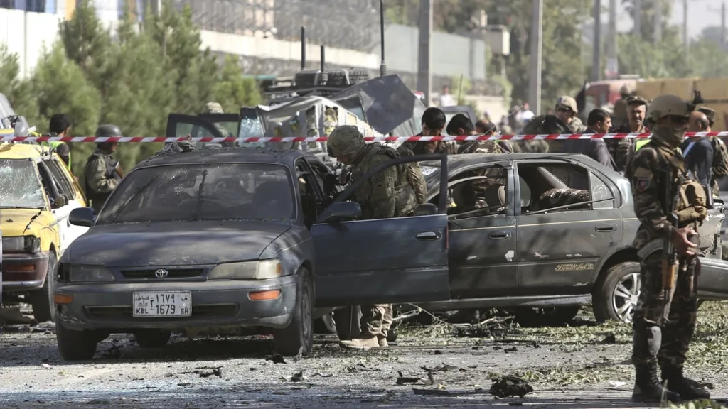 Vojáci prohledávají místo výbuchu v Kábulu