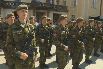 Středoškoláci po absolvování dobrovolného vojenského cvičení složili přísahu