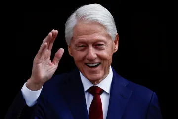 Do Prahy přiletěl Bill Clinton. Promluví k výročí vstupu Česka do NATO