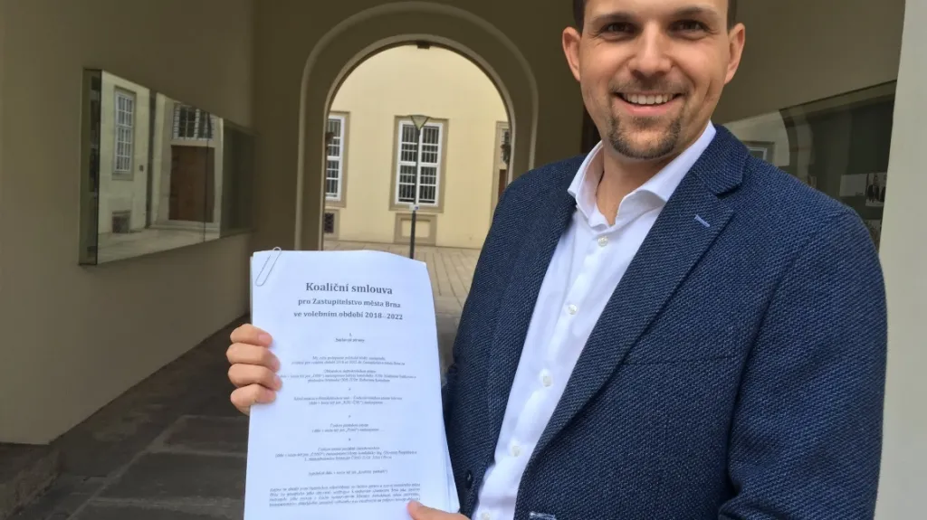 Lídr KDU-ČSL Petr Hladík ukazuje koaliční smlouvu