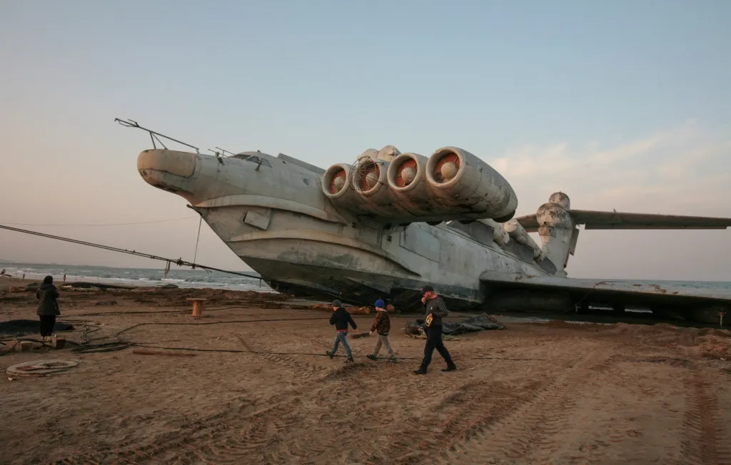Sovětský obří ekranoplán třídy Lun se snažily úřady přesunout z pobřeží Kaspického moře v Derbentu v Dagestánu