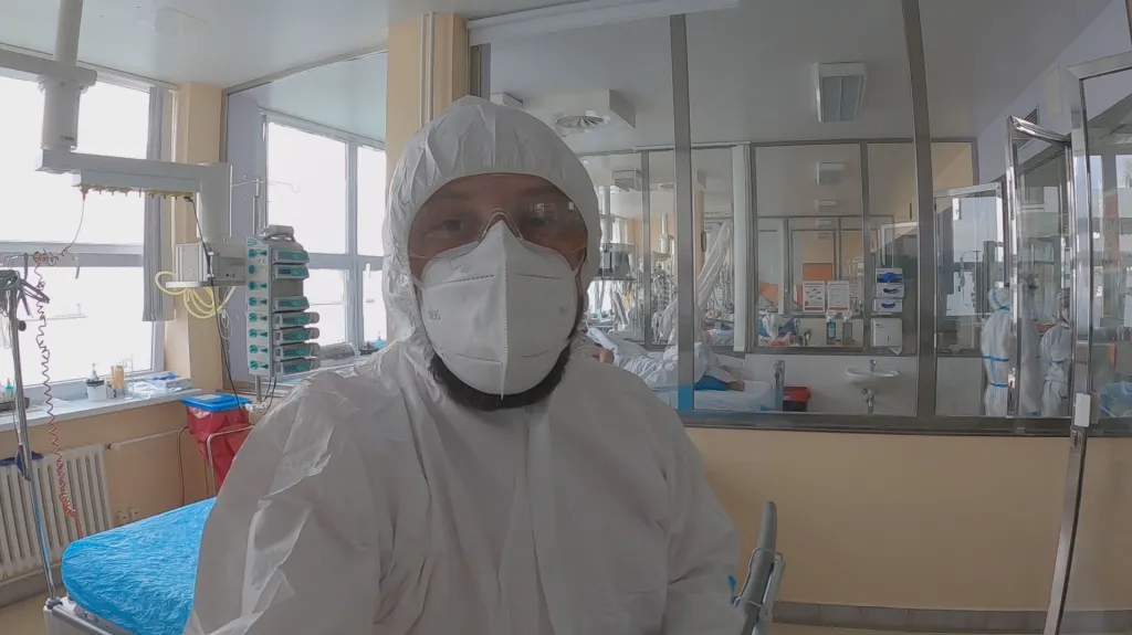 Reportér ČT Erik Knafjl v pardubické nemocnici na oddělení ARO
