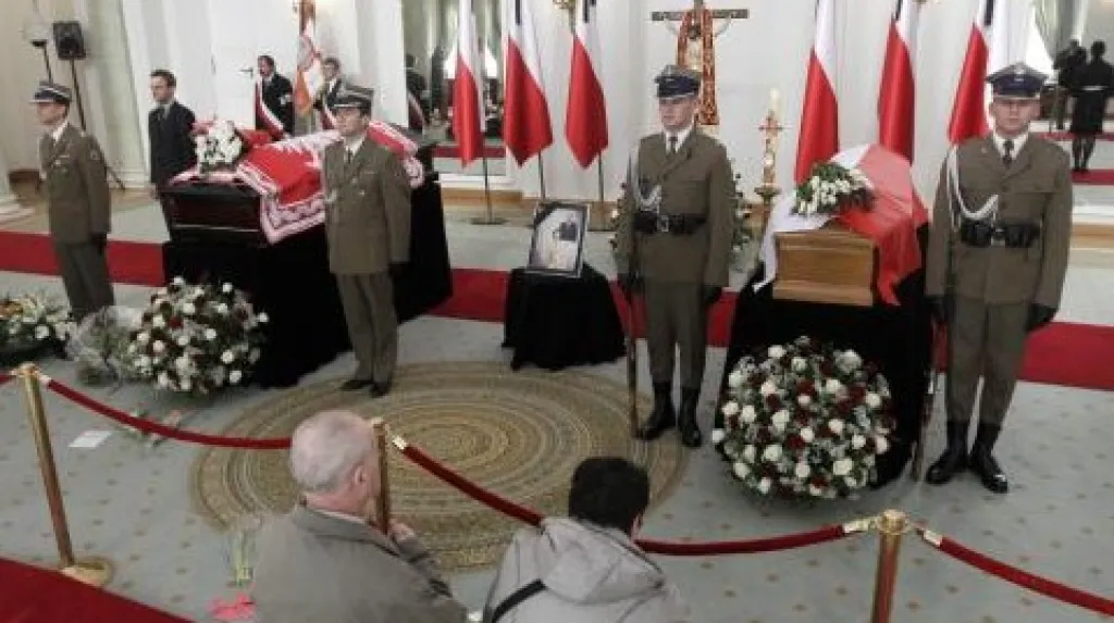 Poláci se přicházejí rozloučit s prezidentem a jeho chotí