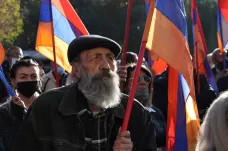 Arménští civilisté opouštějí domovy na ztracených územích, která připadnou Ázerům