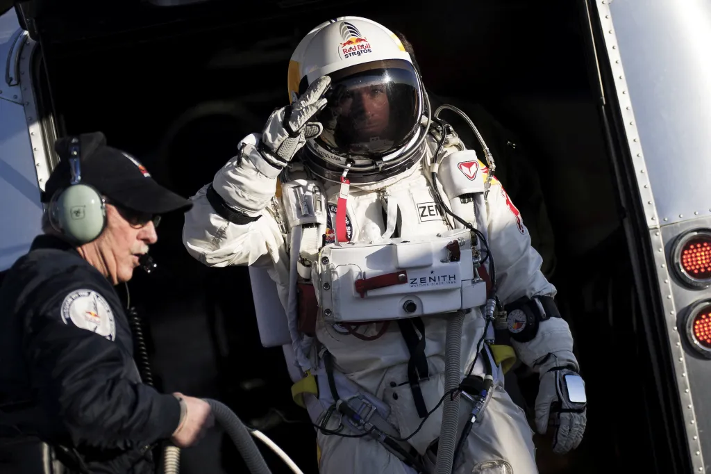 Baumgartner u svého modulu v Novém Mexiku 15. března 2012