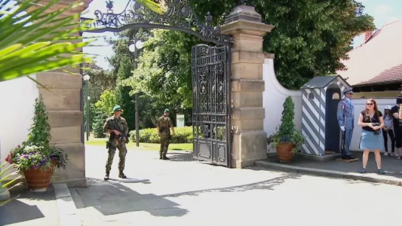 Brána do areálu zámku v Lánech