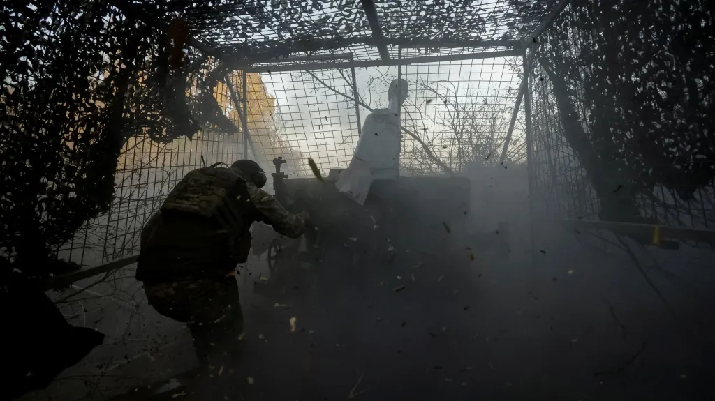 Ukrajinský voják u Kupjansku střílí z houfnice D-30