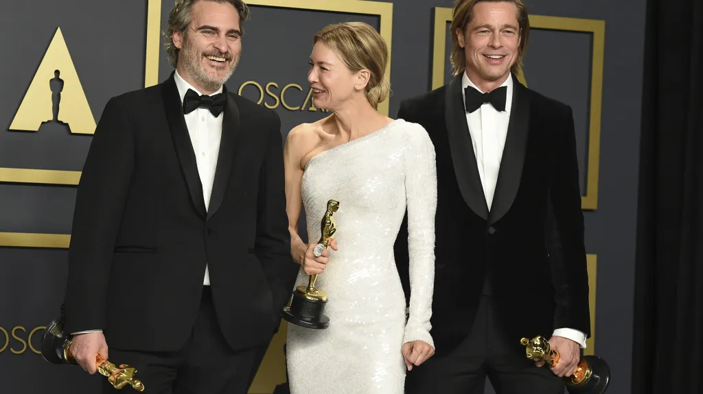 Nejlepší herci podle cen Oscar za rok 2019: Joaquin Phoenix (hlavní role), Renée Zellwegerová (hlavní role), Brad Pitt (vedlejší role)