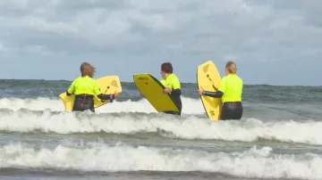 Starší a handicapovaní Litevci nalezli zálibu v bodysurfingu